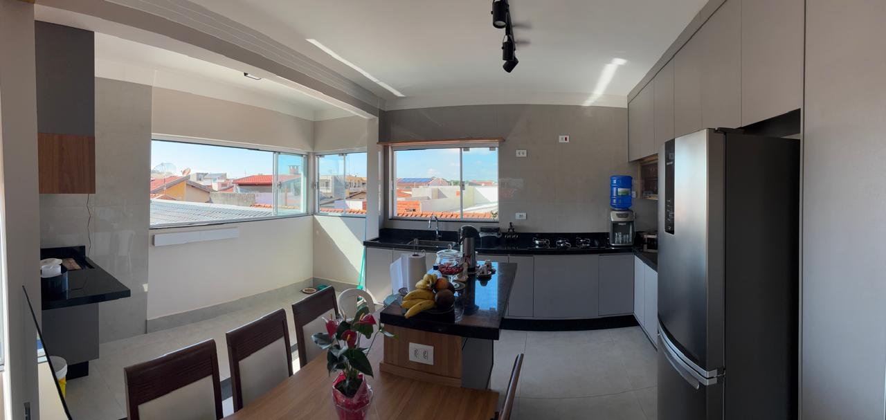 Cozinha com Ilha Central e Marcenaria Sob Medida